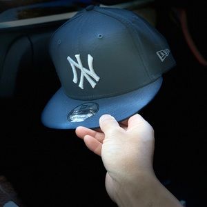 upside down ny yankees hat